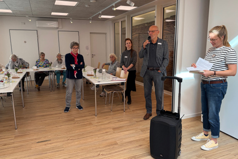 Carsten Carstensen , Vorsitzender des Seniorenbeirates der Stadt Husum begrüßt Gäste im MGT Husum.